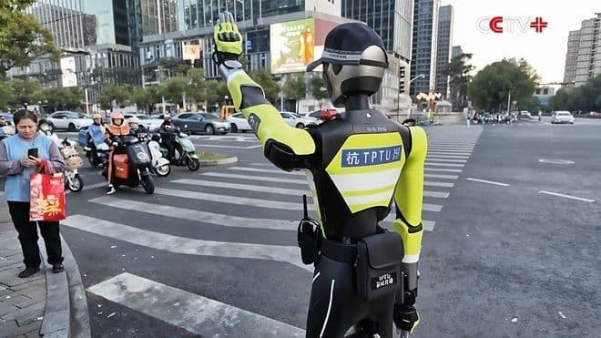 Il vigile che non esiste (e a cui obbediamo lo stesso)